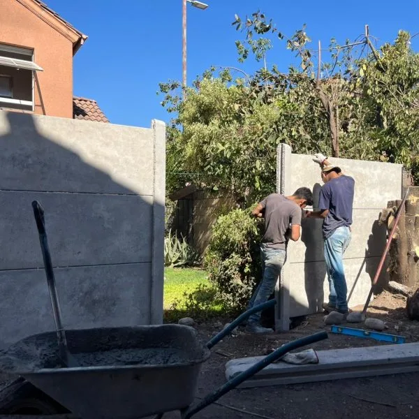Fábrica de panderetas de hormigón — cierre perimetral instalado